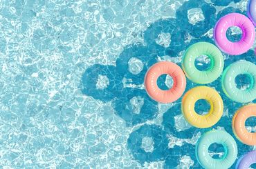 Pool mit verschiedenfarbigen Schwimmringen