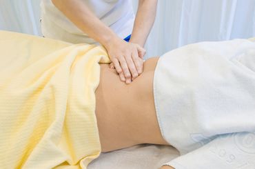 Rückenmassage durch einen Physiotherapeuten