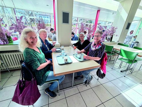 Bildlegende: Diese Frauengruppe trifft sich regelmässig zum gemeinsamen Mittagessen im SRO-Restaurant.