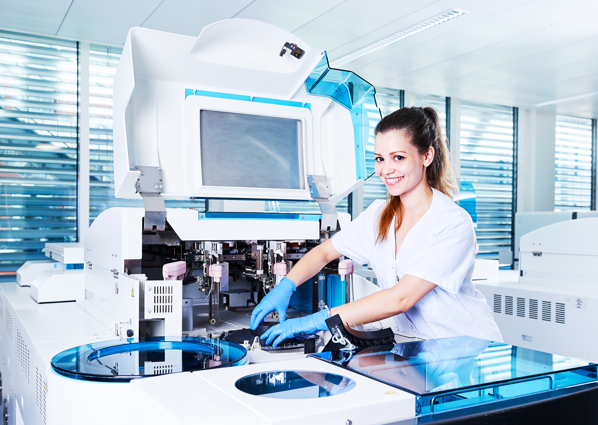 Auszubildende Dipl. Biomedizinische Analytikerin HF im Labor bei der Arbeit