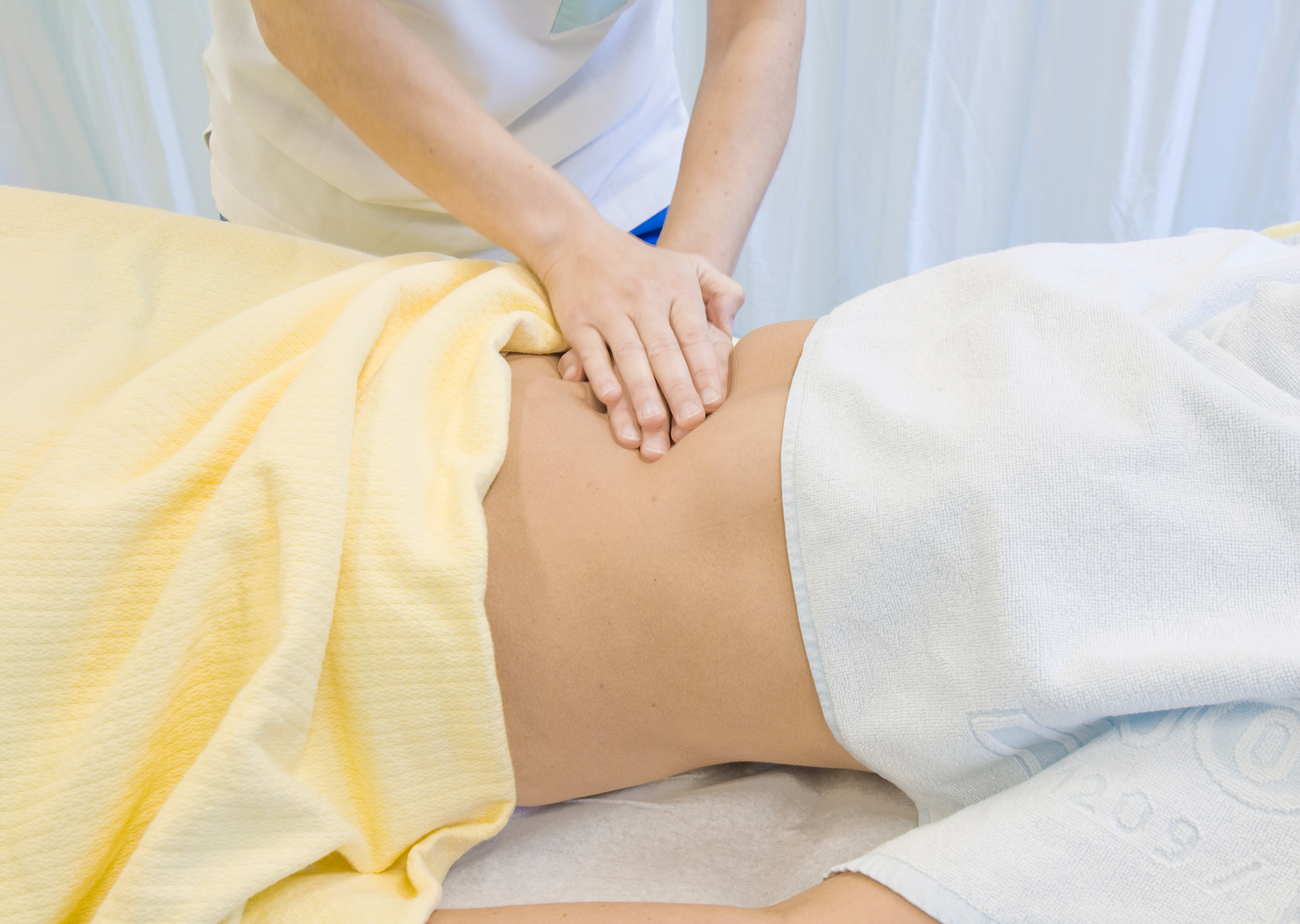 Rückenmassage durch einen Physiotherapeuten