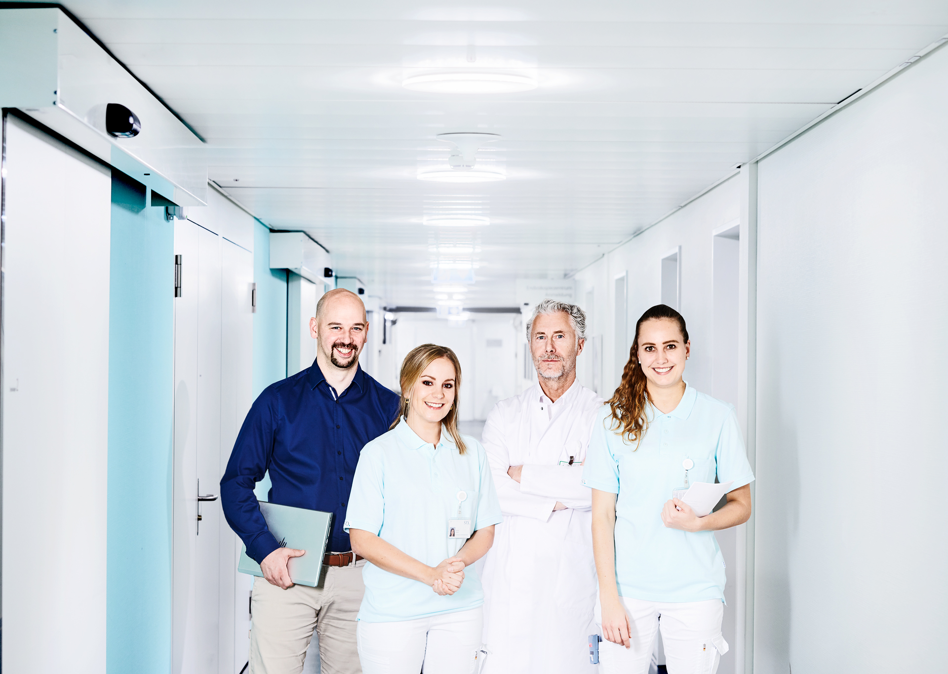 Mitarbeitende der SRO AG stehen im Gang