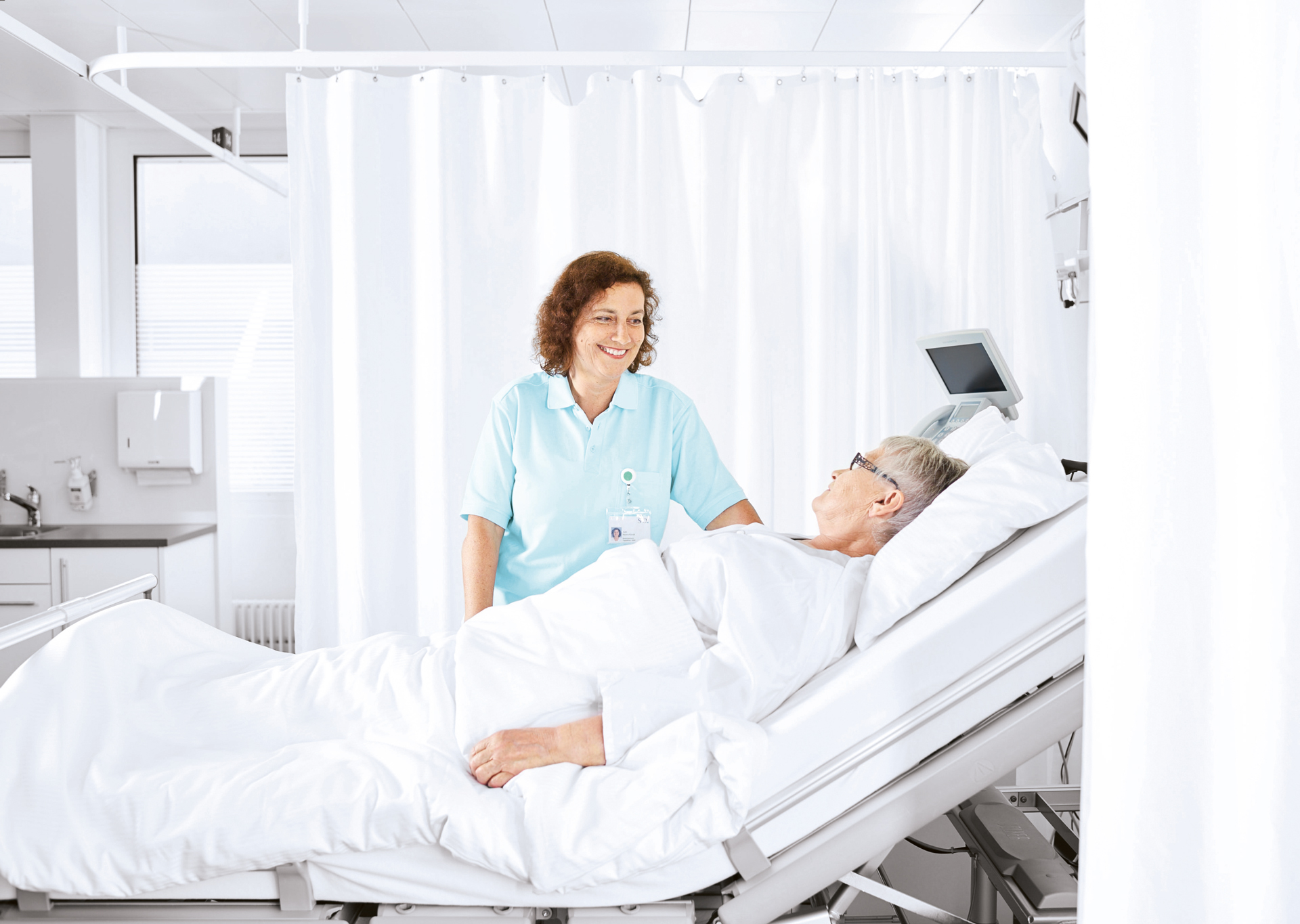 Pflegefachfrau betreut Patientin auf der Tagesklinik