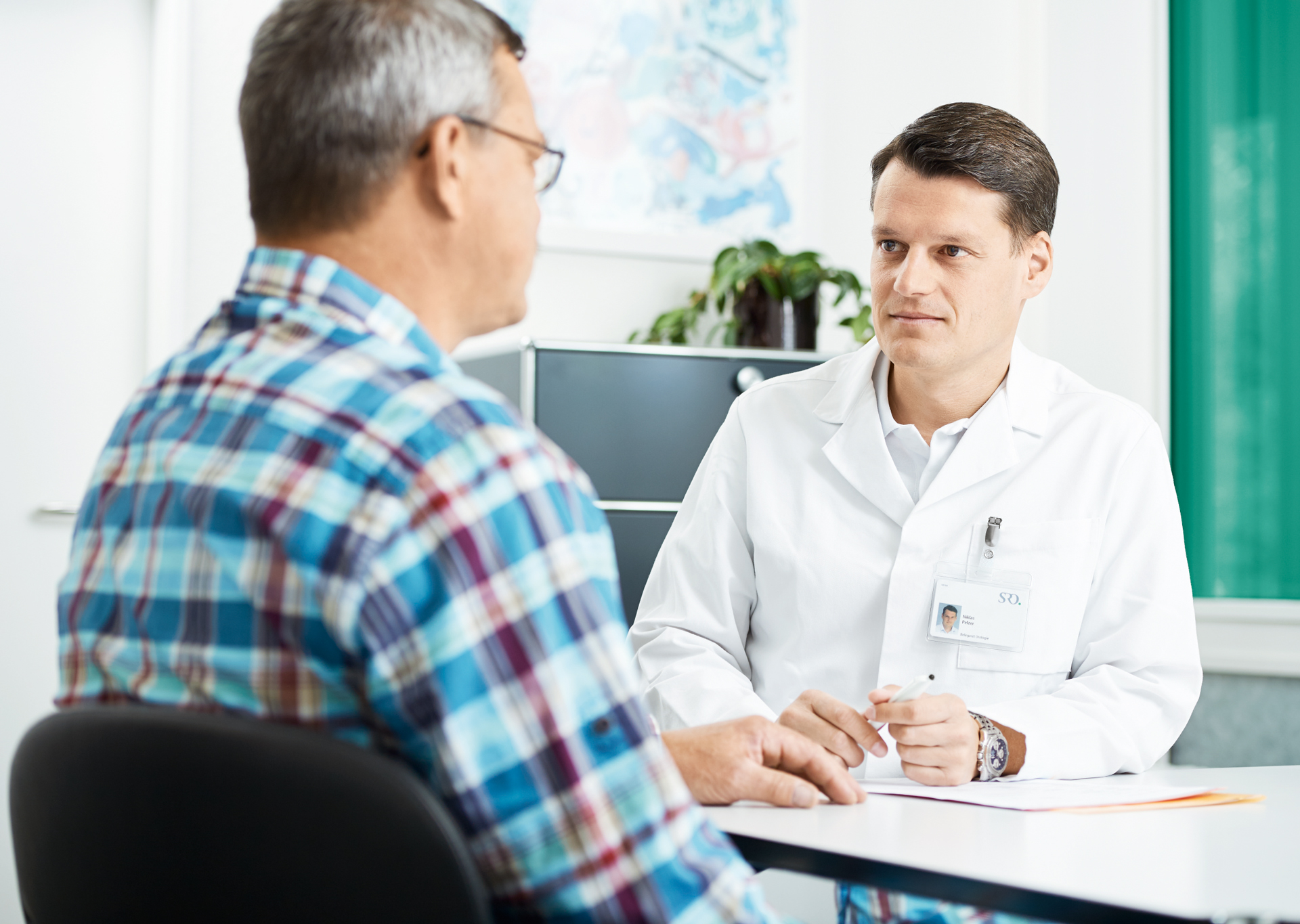 Arzt mit Patient in der Sprechstunde