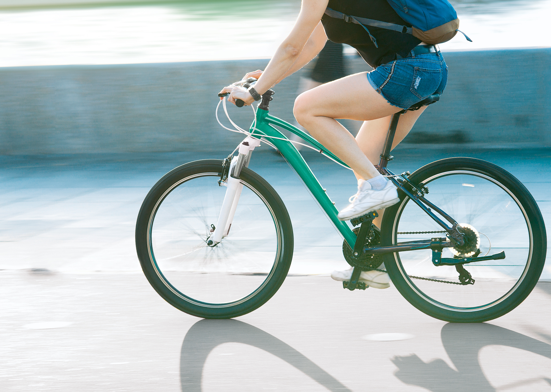 Frau fährt Velo