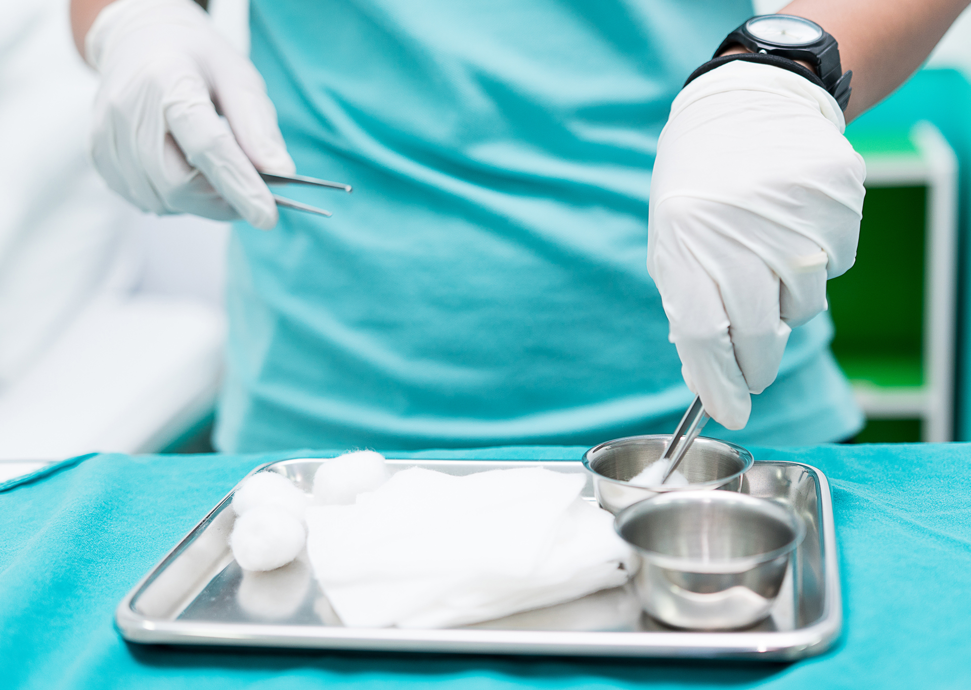 Vorbereitung von einem sterilen Wundkit für einen Patienten